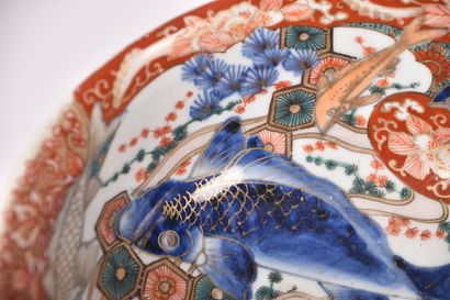 Japon, Imari XXe s, Jatte sur talon en porcelaine...