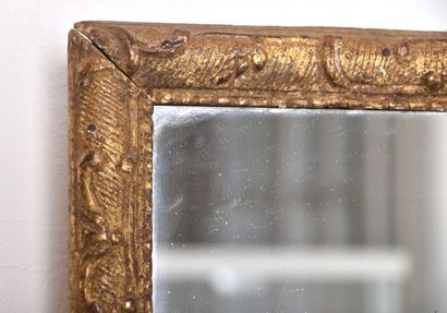 France XVIIIe s, Miroir en bois sculpté et...
