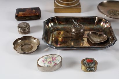 Lot d'objets de vitrine comprenant vide-poches,...