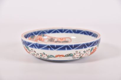 Japon XIXe s, Plat creux en porcelaine à...