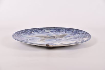 Japon XXe s, Grand plat en porcelaine à décor...