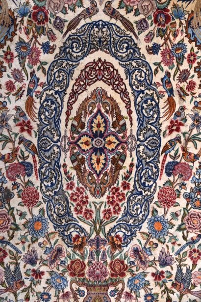 Tapis Ispahan en soie bordure bleue fond...