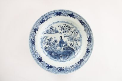 Chine XVIIIe s, Suite de trois assiettes...