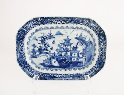 Chine début XIXe s, Plat octogonal en porcelaine...