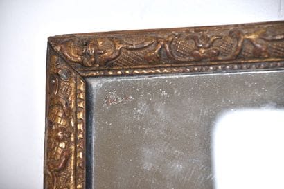 France XVIIIe s, Grand miroir en bois sculpté...