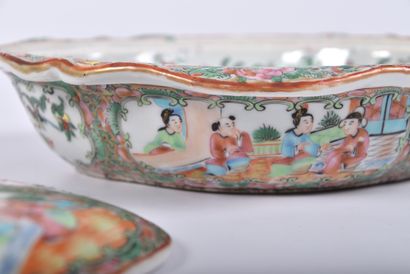 CHINE XIXe s, Coupe couverte en porcelaine...