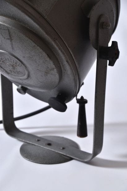 CREMER, Projecteur de théâtre en métal peint,...