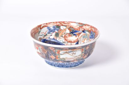 Japon, Imari XXe s, Jatte sur talon en porcelaine...