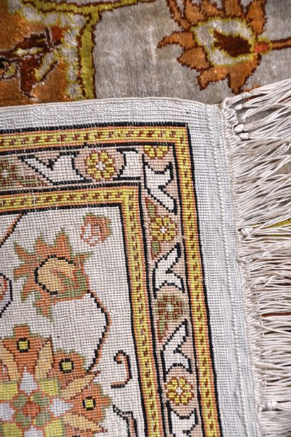 Tapis Tebriz en soie (chaine, trame et velours...
