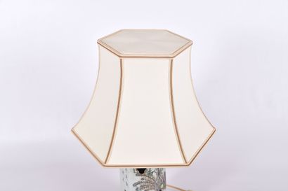 Chine XXe s, Porte-calotte en porcelaine...