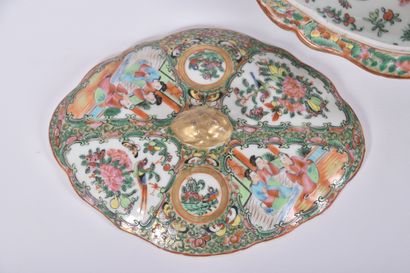CHINE XIXe s, Coupe couverte en porcelaine...