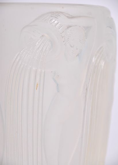 RENE LALIQUE (1886-1945), Vase modèle Danaïdes,...