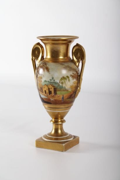 Lot d'objets de vitrine comprenant vide-poches,...
