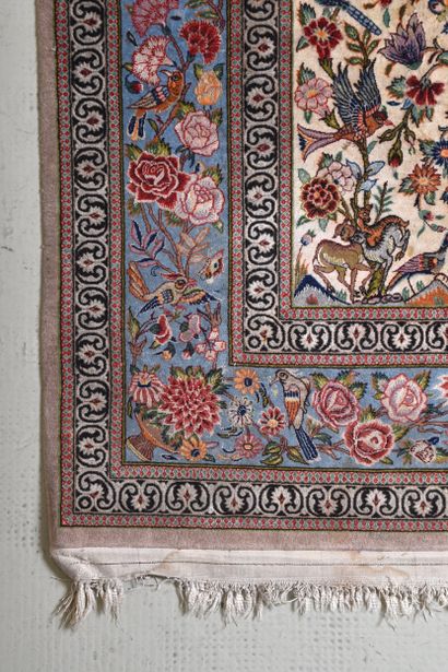 Tapis Ispahan en soie bordure bleue fond...