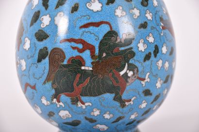 Chine XXe s, Vase à panse basse à col évasé...