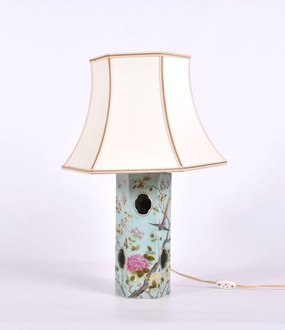 Chine début XXe s, Porte-calotte en porcelaine...