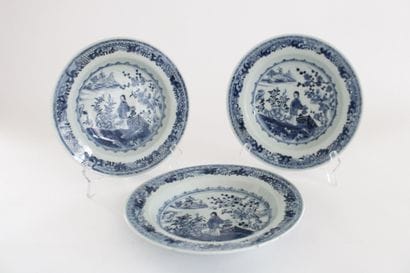 Chine XVIIIe s, Suite de trois assiettes...