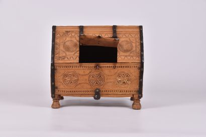 Coffret travail afghan, en cèdre forme châsse...