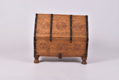 Coffret travail afghan, en cèdre forme châsse...