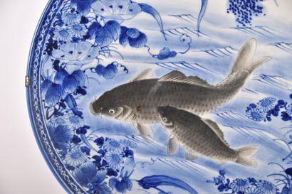 Japon XXe s, Grand plat en porcelaine à décor...