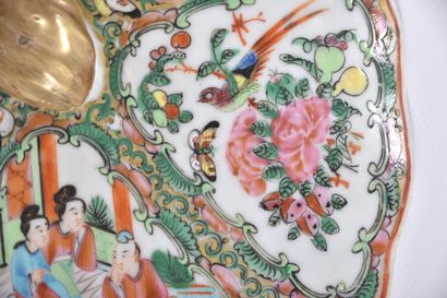 CHINE XIXe s, Coupe couverte en porcelaine...
