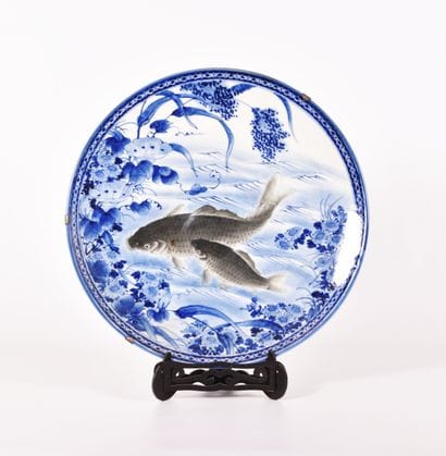 Japon XXe s, Grand plat en porcelaine à décor...