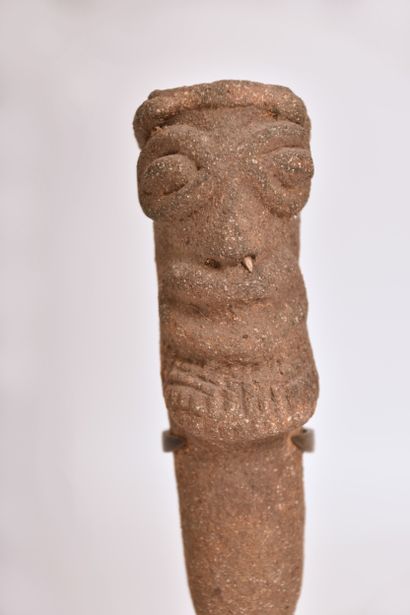 Tête funéraire Koma, Ghana, en terre cuite...