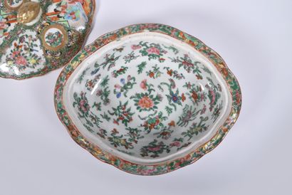 CHINE XIXe s, Coupe couverte en porcelaine...