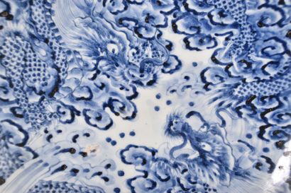 Japon XXe s, Grand plat en porcelaine à décor...