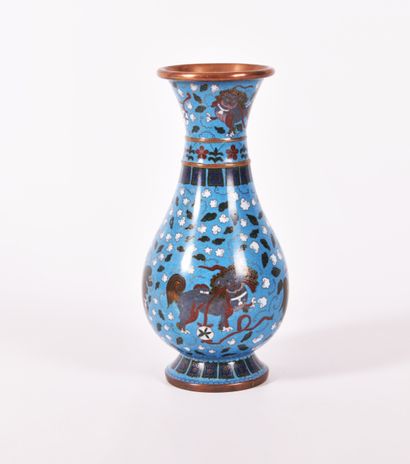 Chine XXe s, Vase à panse basse à col évasé...