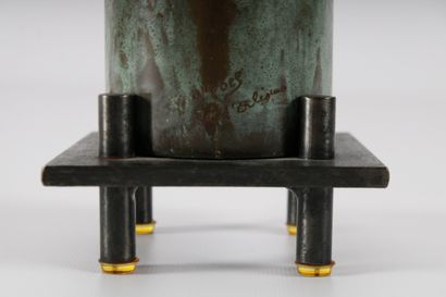Guy BEL, Vase sculpture en métal sur socle,...