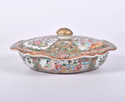 CHINE XIXe s, Coupe couverte en porcelaine...