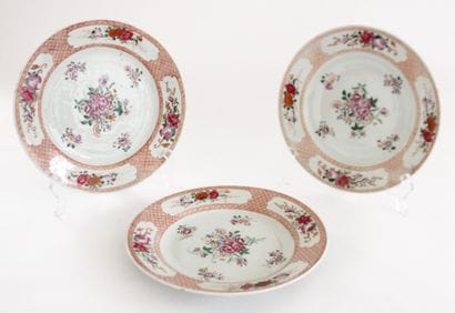 Chine XVIIIe s, Suite de trois assiettes...