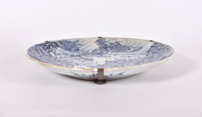 Japon XXe s, Grand plat en porcelaine à décor...