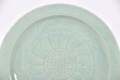 Chine XIXe s, Plat en porcelaine à couverte...