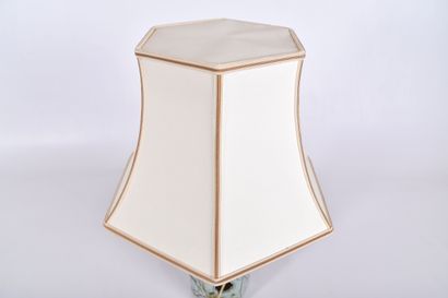 Chine début XXe s, Porte-calotte en porcelaine...