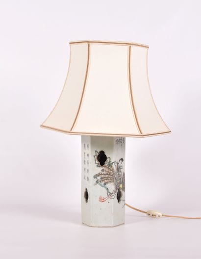 Chine XXe s, Porte-calotte en porcelaine...