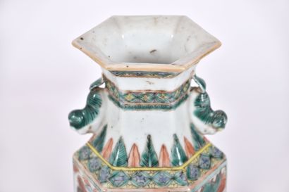 Chine fin XIXe s, Vase balustre hexagonal...