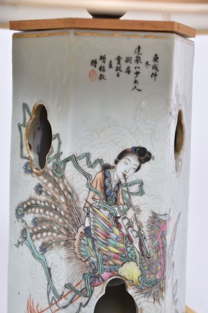 Chine XXe s, Porte-calotte en porcelaine...