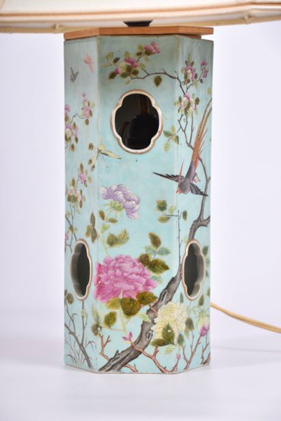 Chine début XXe s, Porte-calotte en porcelaine...
