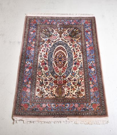 Tapis Ispahan en soie bordure bleue fond...