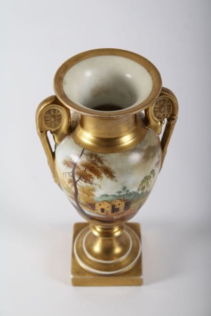 Lot d'objets de vitrine comprenant vide-poches,...