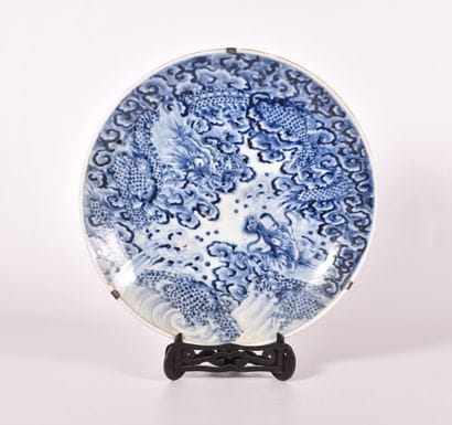Japon XXe s, Grand plat en porcelaine à décor...