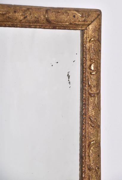 France XVIIIe s, Miroir en bois sculpté et...