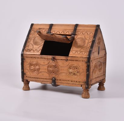 Coffret travail afghan, en cèdre forme châsse...