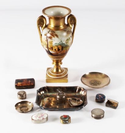 Lot d'objets de vitrine comprenant vide-poches,...