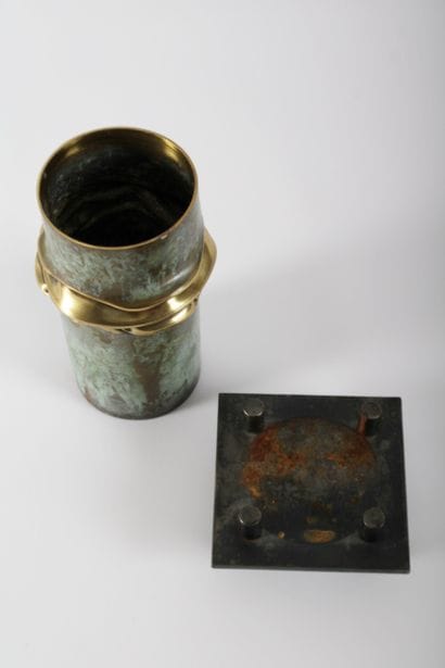 Guy BEL, Vase sculpture en métal sur socle,...