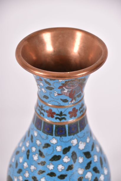 Chine XXe s, Vase à panse basse à col évasé...