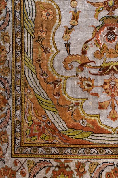 Tapis Tebriz en soie (chaine, trame et velours...