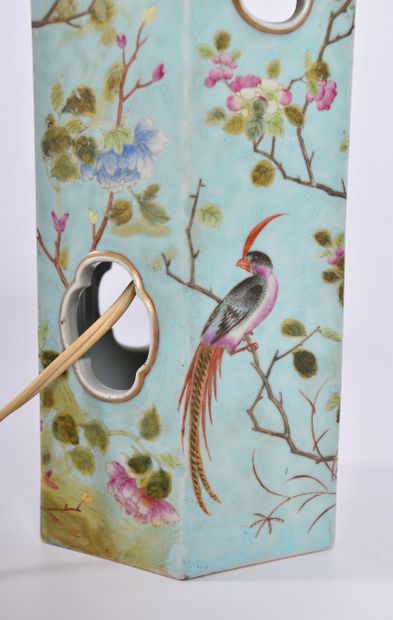Chine début XXe s, Porte-calotte en porcelaine...
